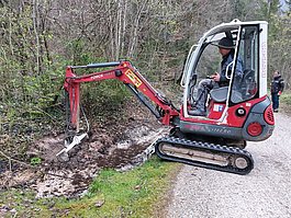 Ein Bagger legt Gumpen neben einem Waldweg an (Foto: Sabine Pröls)