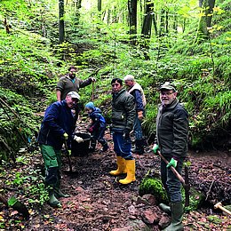 Helfer verbessern im Wald den Lebensraum für den Feuersalamander, etwa durch das Anlegen von Gumpen (Foto: Dr. Jacqueline Kuhn)